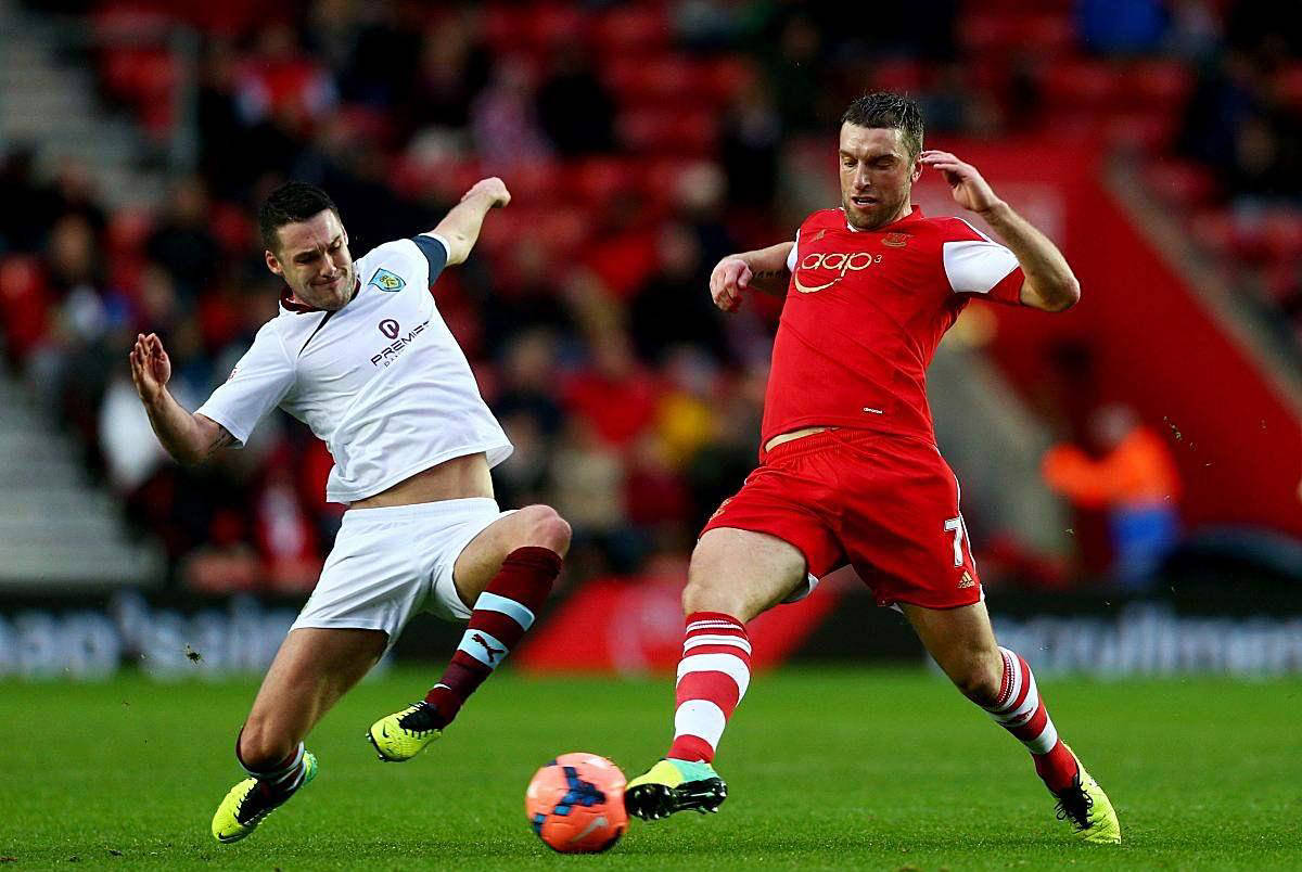 关于关键时刻荷甲焦点战；摩纳哥单刀错失；底气十足；赛季目标并未改变的信息