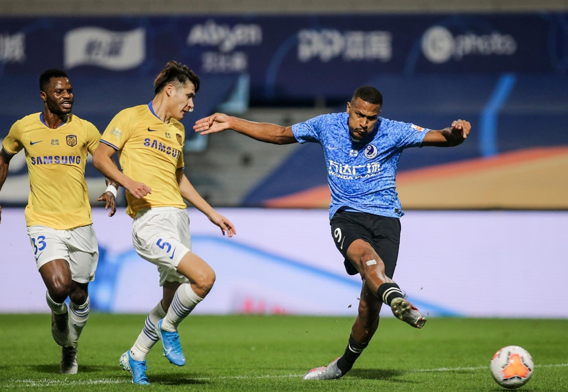 包含集结日中超传出新动向，波尔图官宣签约，管理层表态——赛场秩序良好，训练强度明显提升的词条